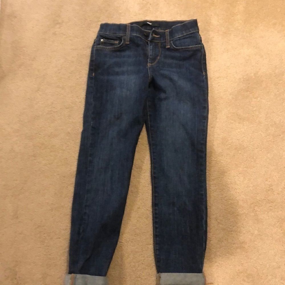 Else woman’s blue jeans